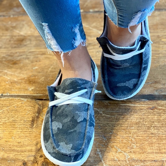 🚨RESTOCKED🚨Gray Camo Slipons - Picture 3 of 10